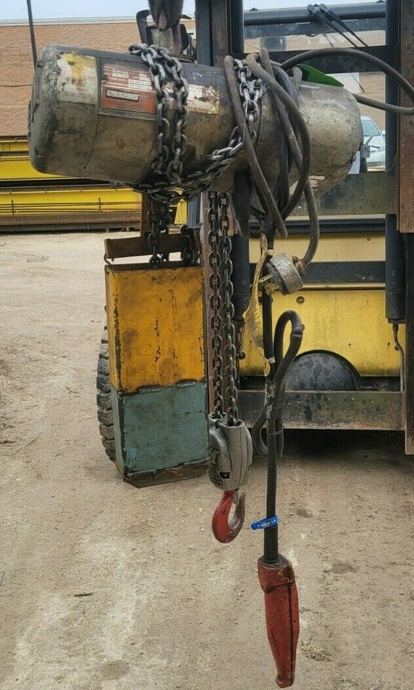 CM Model E 1/2 Ton Electric Chain Hoist w/Pendant 208-240/440-480V Convertible