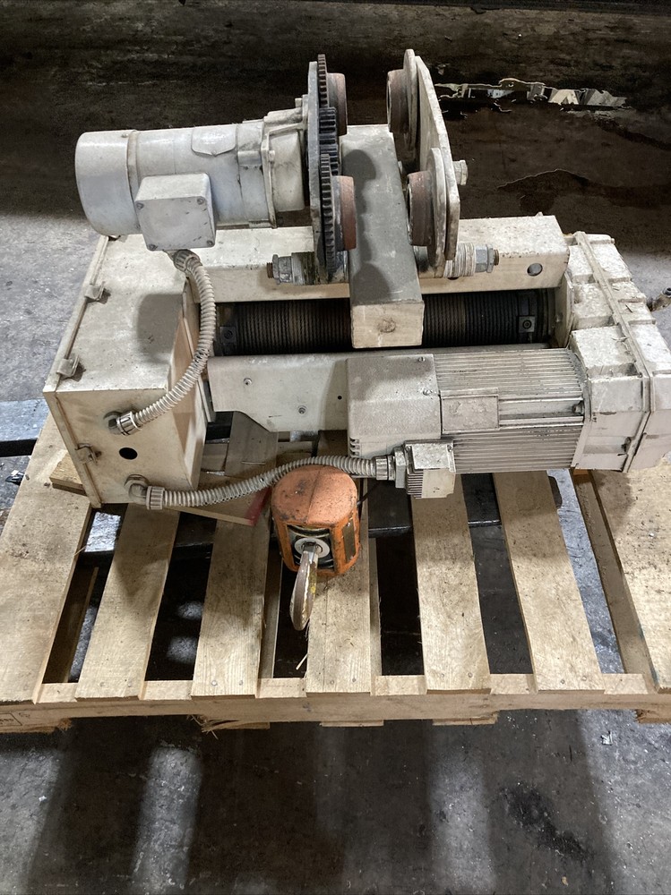 R&M Spacemaster Hoist 1.5 ton capacity With Drive