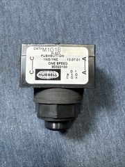 *NEW* HUBBELL M1G1B Black Push Button One Speed 80320100