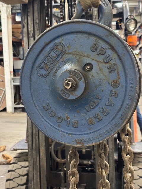 YALE SPUR GEARED BLOCK CHAIN LIFT MODEL B-B 2 TON 24″ CHAIN