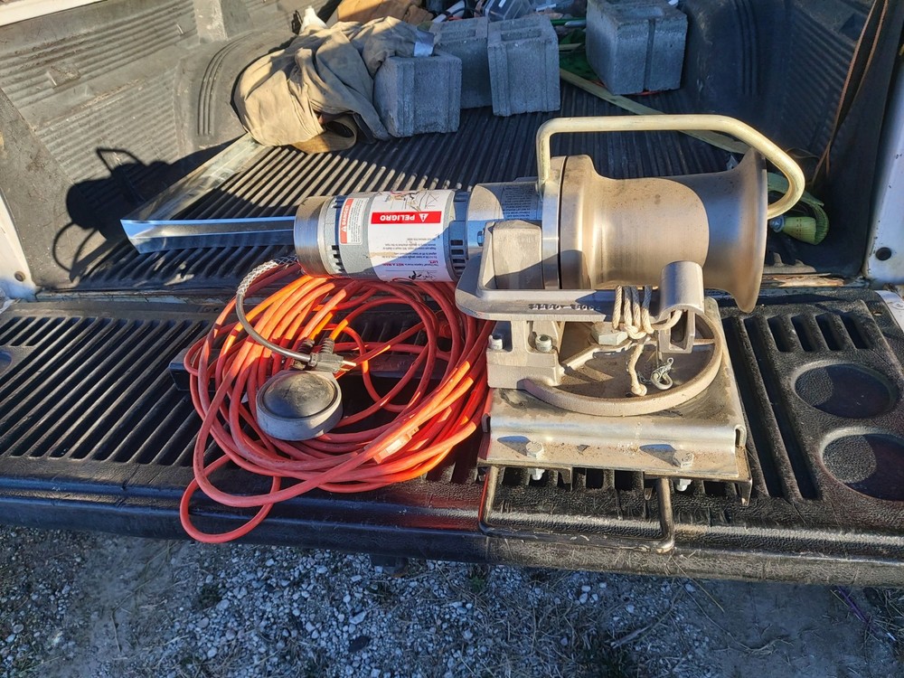 AB Chance 1000lb Cap. Capstan Hoist C308-1170 Swivel base w/ HITCH & Rope Lock