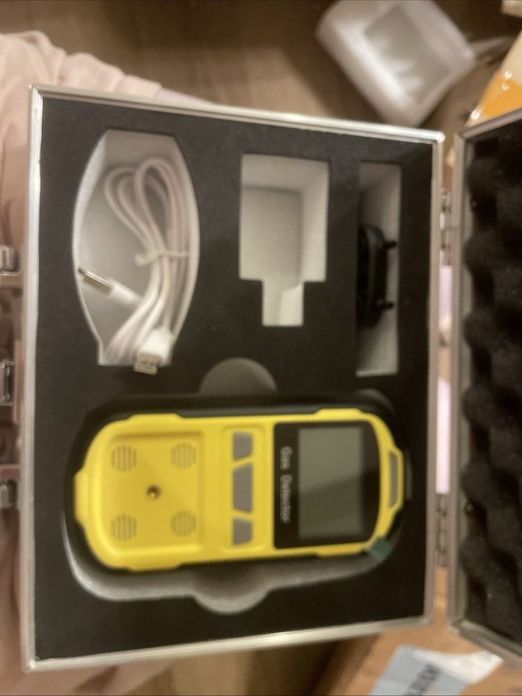 COMBUSTIBLE GAS LEAK DETECTOR; PORTABLE 4-1 GAS DECTECTOR RECHARGEABLE