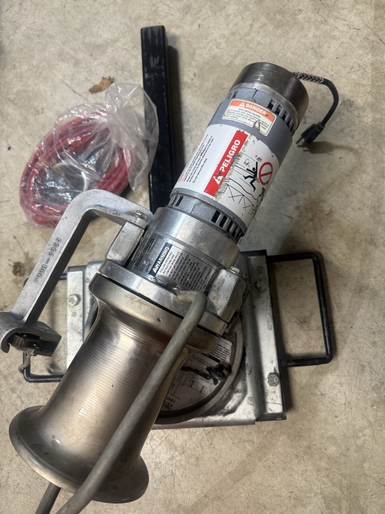 AB Chance 1000lb Cap. Capstan Hoist C308-1170 Swivel base w/ HITCH & Rope Lock
