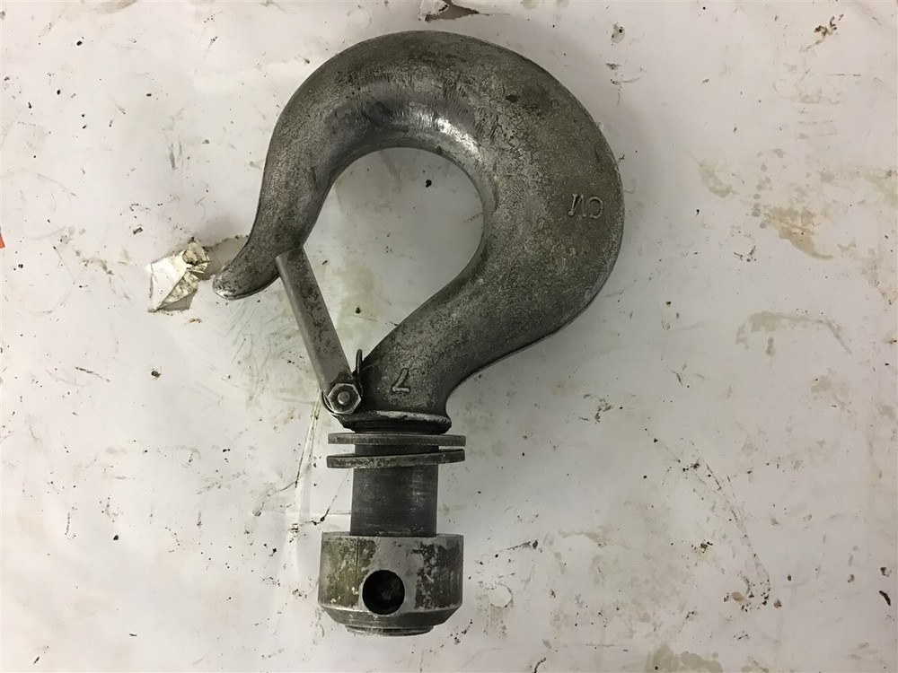 CM Hook 1 1/4″ Opening