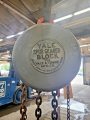 YALE SPUR GEARED BLOCK CHAIN LIFT MODEL B-B 2 TON
