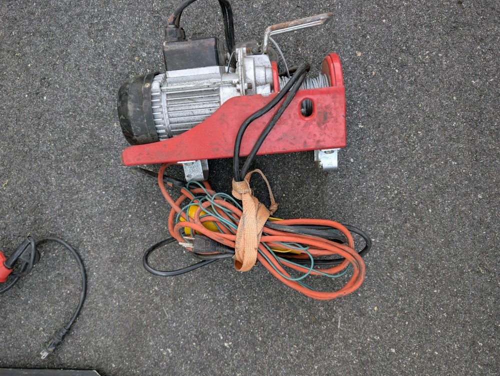 Electric Wire Rope Hoist Winch Lift w/ Hook, Pendant Control & Mounting Bracket
